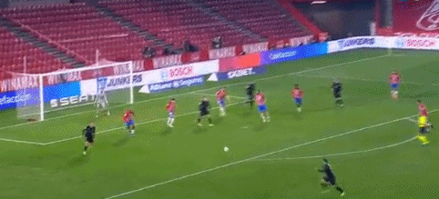 球员：你敢信？我都没看球门