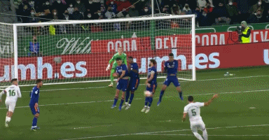 球报：安哥拉对阵阿根廷期间，球场出现混乱导致70名球迷受伤